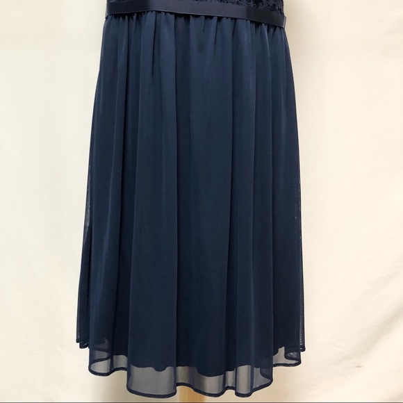 ➕ David’s Bridal Halter Bridesmaid Dress 18 - Picture 3 of 7